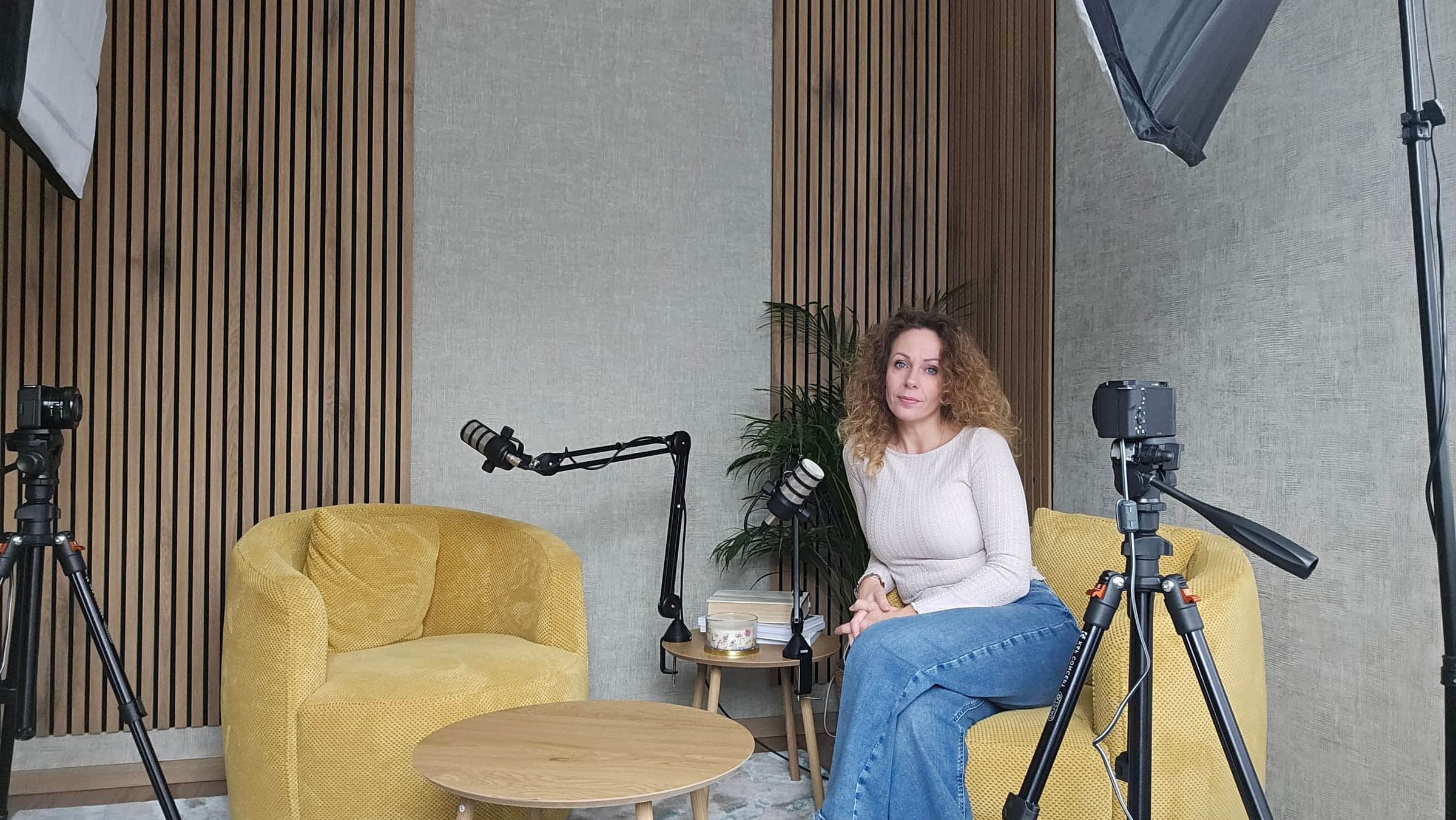 Ági a B26 Studio felszerelt stúdiójában